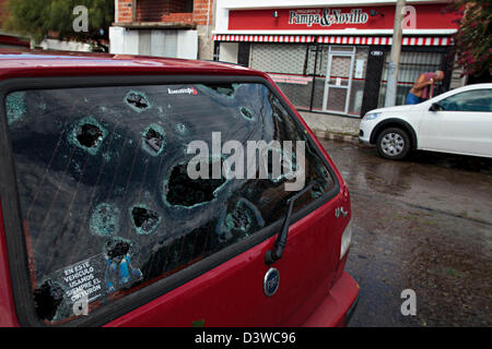 Mar del Plata, Buenos Aires, Argentinien. 25. Februar 2013. Ein beschädigtes Auto nach Golfball gefrorenen Hagelkörner Größe zerschlagen des Landes-beliebter Urlaubsort am Sonntag. Schätzungen besagen, dass rund 5000 Autos, in 10 Gehminuten Sturm, sowie Häuser, Büros und Schulen beschädigt wurden, von die einige für Reparaturen geschlossen bleiben. (Bild Kredit: Kredit: Ryan Noble/ZUMAPRESS.com/Alamy Live-Nachrichten) Stockfoto