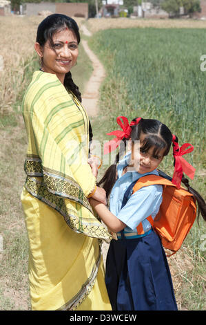 Frau mit ihrem Schulmädchen im Feld Sohna, Haryana, Indien Stockfoto