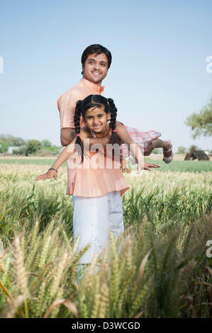 Landwirt mit seiner Tochter im Feld Sohna, Haryana, Indien Stockfoto