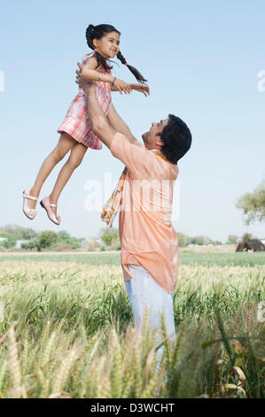 Landwirt mit seiner Tochter im Feld Sohna, Haryana, Indien Stockfoto