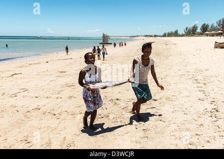 Junge Frauen, die einen großen Fisch am Beach Vezo Fisherman Village South Madagaskar Stockfoto