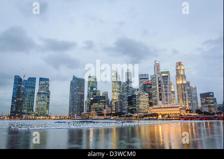Blick auf die Skyline von Singapur an einem bewölkten Tag, Asien Stockfoto