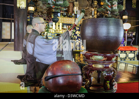 Budhist Mönche feiern innen Chion-Ji Tempels, Kyoto, Japan, Asien Stockfoto