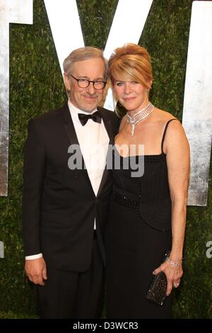 Los Angeles, USA. 24. Februar 2013. Regisseur Steven Spielberg und seine Frau Kate Capshaw kommen bei der Vanity Fair Oscar Party im Sunset Tower in West Hollywood, Los Angeles, USA, am 24. Februar 2013. Foto: Hubert Boesl/Dpa/Alamy Live News Stockfoto