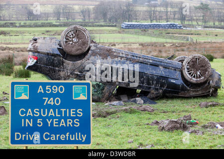 Ein BMW Auto stürzte auf dem Dach in der Mitte ein Feld nach dem Verlassen der Straße mit hoher Geschwindigkeit in der Nähe von Keswick Cumbria UK Stockfoto