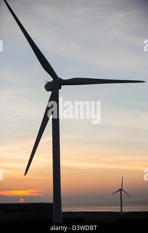 Eine 2 MW-Windkraftanlage erneuerbare Stromerzeugung auf dem Gelände der Fabrik am Stadtrand von Workington Eastman, Stockfoto