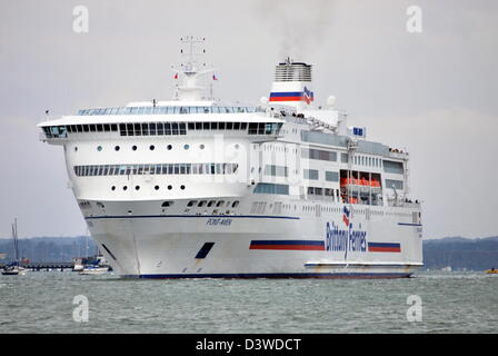 Ein Kreuzfahrtschiff/Fähre Pont Aven von Portsmouth. Das Schiff wird von Brittany Ferries betrieben und ist das Flaggschiff der Flotte. Stockfoto