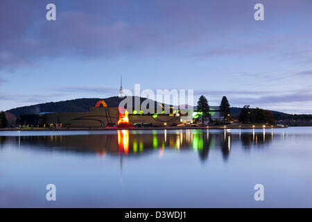 Blick über Lake Burley Griffin, National Museum of Australia, mit Black Mountain Tower im Hintergrund. Canberra, Australian C Stockfoto