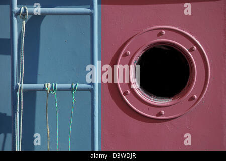 Ein Fenster und Treppen von einem alten Fisch-Schiff Stockfoto