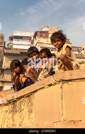 Kinder auf den Ghats von Varanasi, Indien Stockfoto