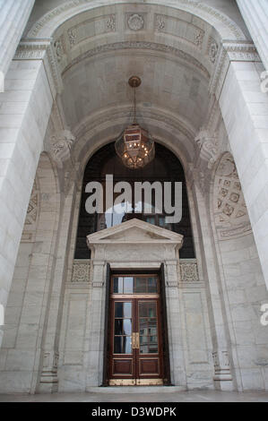 Der Eingang in die New York City Public Library Hauptverzweigung in Manhattan New York, NY. Stockfoto