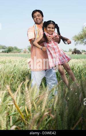 Landwirt mit seiner Tochter im Feld Sohna, Haryana, Indien Stockfoto