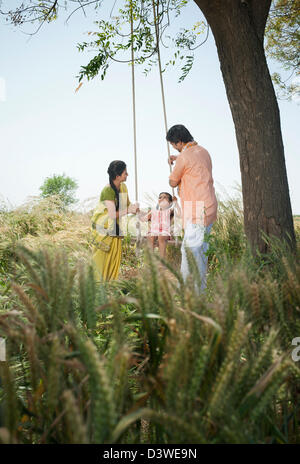 Ländliche Familien genießen mit einer Schaukel im Feld Sohna, Haryana, Indien Stockfoto