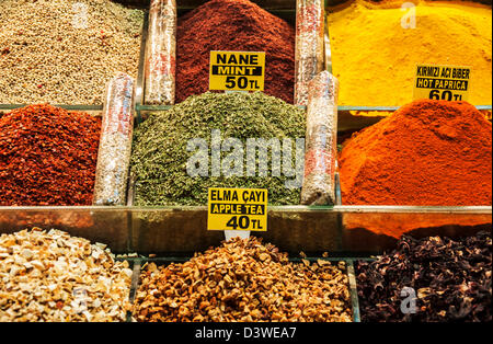 abwechslungsreiche Gewürze auf dem Markt Baazar in Istanbul, Türkei Stockfoto