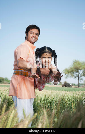 Landwirt mit seiner Tochter im Feld Sohna, Haryana, Indien Stockfoto