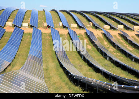 Gigantische Solarfarm in der Provence, Les Mées, Frankreich Stockfoto