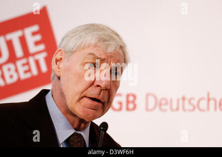 Berlin, Deutschland. 25. Februar 2013. Presseerklärung des Vorsitzenden des deutschen Bundes der Gewerkschaften Michael Sommer und der Partei chairmans der Linkspartei, Katja Kipping und Bernd Rixinger bezüglich der Vorbereitung des DGB für die nächste Bundestagswahl und der aktuellen wirtschaftlichen Entwicklung. Bild: Michael Sommer, DGB-Vorsitzende, auf einer Pressekonferenz bei der DGB in Berlin... Bildnachweis: Reynaldo Chaib Paganelli / Alamy Live News Stockfoto