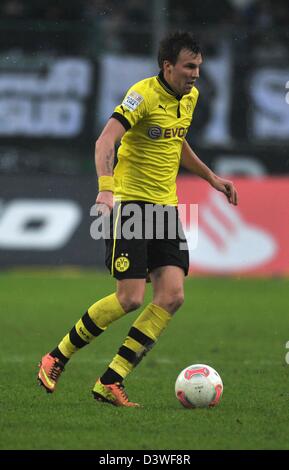 Dortmunds Kevin Grosskreutz kickt den Ball während des Spiels der deutschen Bundesliga zwischen Borussia Moenchengladbach und Borussia Dortmund im Borussia-Park in Mönchengladbach, 24. Februar 2013. Foto: Roland Weihrauch Stockfoto