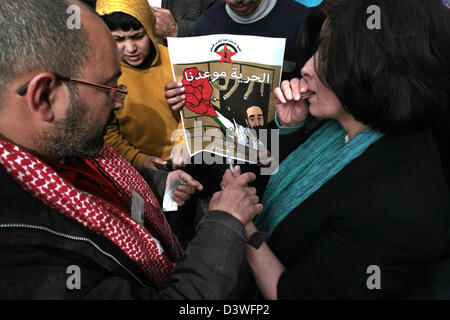 Nablus, West Bank. 25. Februar 2013. Palästinenser schreiben Briefe im Blut auf ein Banner während einer Demonstration zur Unterstützung der palästinensischen Häftlinge in israelischen Gefängnissen, in der Stadt Nablus im besetzten Westjordanland. Proteste zur Unterstützung der palästinensischen Häftlinge im Hungerstreik in israelischen Gefängnissen wurden Gebäude und neuen Schwung mit dem plötzlichen Tod in seiner Zelle auf 23. Februar, der 30-Jahr-alten Arafat Jaradat, eine ehemalige militante palästinensische Präsident Mahmud Abbas der Fatah-Bewegung (Bild Kredit: Kredit: Nedal Eshtayah/APA Images/ZUMAPRESS.com/Alamy Live News) Stockfoto