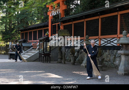 Buddhistische Mönche zur Reinigung bei Myo Jinja Shrine in Danjo Garan am Kongobuji Tempel auf Koyasan (Berg Koya), Japan Stockfoto