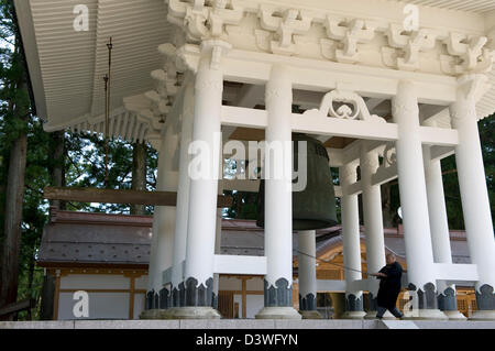 Buddhistischer Mönch Riesen läuten in Dai Garan am Kongobuji (Tempel der Diamond Mountain), Kopf Tempel des Koyasan Shingon-Buddhismus Stockfoto