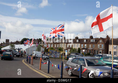 Eine Reihe von Union Jack und St. George cross Flags im England, United Kingdom. Stockfoto