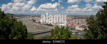 Das Parlamentsgebäude und die Kettenbrücke über die Donau, gesehen vom Castle Hill District, Budapest, Ungarn Stockfoto