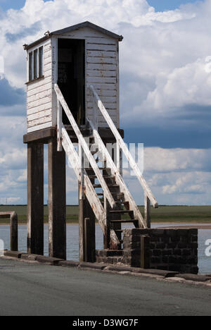 Schutzhütte auf Stelzen mitten in den Damm nach Holy Island, Northumberland, England Stockfoto