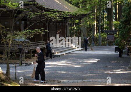 Buddhistische Mönche zur Reinigung bei Sanno-in Tempel in der Danjo Garan Komplex des Kongobuji-Tempels auf Koyasan (Berg Koya) Stockfoto