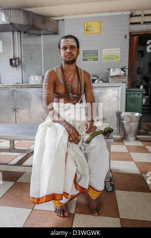 Porträt eines hinduistischen Priesters in Sri Veeramakaliamman Tempel, Singapur, Asien Stockfoto