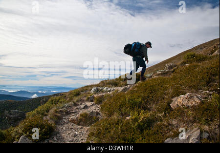 Wanderer auf Treppe Sporn Überschrift Mt Bogong-Gipfel. Stockfoto