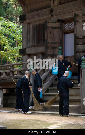 Buddhistische Mönche zur Reinigung Pflicht Saito West Pagode im Danjo Garan Komplex des Kongobuji-Tempels auf Koyasan (Berg Koya) Stockfoto