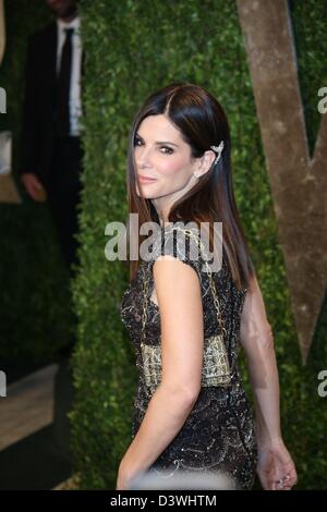 Schauspielerin Sandra Bullock kommt bei der Vanity Fair Oscar Party im Sunset Tower in West Hollywood, Los Angeles, USA, am 24. Februar 2013. Foto: Hubert Boesl/dpa Stockfoto