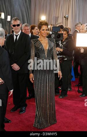 24. Februar 2013 - Los Angeles, Kalifornien, USA - HALLE BERRY.85th Academy Awards / Oscars.Dolby Theatre.Hollywood, CA. 24. Februar 2013. (Kredit-Bild: © Roger Harvey/Globe Photos/ZUMAPRESS.com) Stockfoto