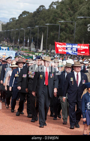 Kriegsveteranen marschieren entlang der Anzac Parade bei Anzac Day Gedenkfeiern. Canberra, Australian Capital Territory, Australien Stockfoto