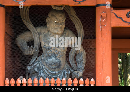 Hölzerne Wächter Statue innen Daimon oder große Tor, Haupteingang zur Koyasan (Berg Koya) Tempelanlage in Wakayama, Japan. Stockfoto