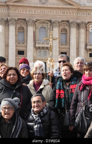 24. Februar 2013 den letzten Angelus Sonntag Segen von Papst Benedict XVI, bevor er am Donnerstag in Sankt Peter Platz, Vatikanstadt, Rom zurücktritt Stockfoto