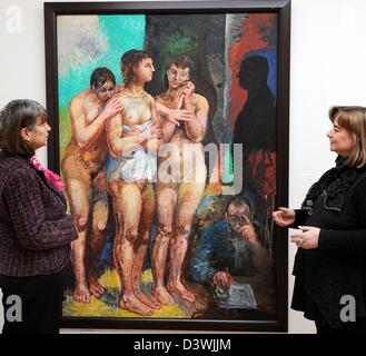 Merseburg, Deutschland, 25. Februar 2013. Sitte der Tochter, Musikwissenschaftler Sarah Rohrberg (L) steht mit einem Besucher vor der Malerei ' Ich Mit 3 ́s "(mich mit den drei Grazien, 2005) des Künstlers Willi Sitte in der Ausstellung"Leben Mit Lust Und Liebe"(beleuchtet: Leben mit Leidenschaft und Liebe) in der Willi-Sitte-Galerie in Merseburg, Deutschland, 25. Februar 2013. Rund 55 Gemälde und Zeichnungen des umstrittenen zeitgenössischen Malers Willi Sitte werden hier bis Januar 2013 gezeigt. Sitte, der schwer krank ist, schaltet sich 92 am 28. Februar. Foto: Waltraud Grubitzsch Stockfoto