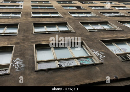 Berlin, Deutschland, die Fassade eines alten Gebäudes in der Muehlenstrasse Stockfoto