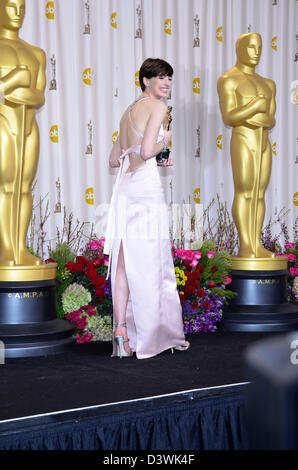 Hollywood, Kalifornien, USA 24. Februar 2013. Anne Hathaway, Gewinner Beste Schauspielerin in einer Nebenrolle, Posen im Presseraum während der Oscar-Verleihung statt im Loews Hollywood Hotel am 24. Februar 2013 in Hollywood, Kalifornien. Stockfoto