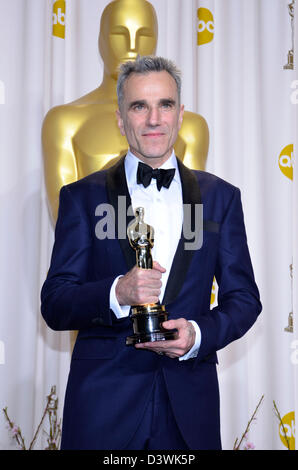 Hollywood, Kalifornien, USA 24. Februar 2013. Daniel Day-Lewis, Gewinner bester Schauspieler in einer Hauptrolle, Posen im Presseraum während der Oscar-Verleihung statt im Loews Hollywood Hotel am 24. Februar 2013 in Hollywood, Kalifornien. Stockfoto