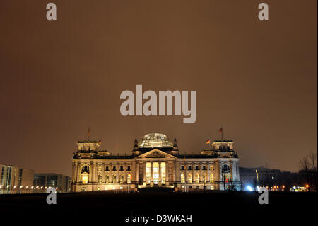 Berlin, Deutschland, der Reichstag am Platz Republik in Berlin Tiergarten in der Nacht Stockfoto