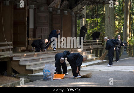 Buddhistische Mönche zur Reinigung bei Sanno-in Tempel in der Danjo Garan Komplex des Kongobuji-Tempels auf Koyasan (Berg Koya) Stockfoto