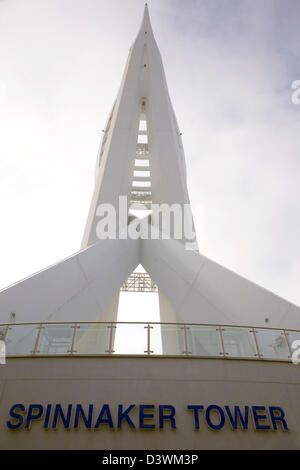 Ein nach oben schauenden Blick auf den Spinnaker-Aussichtsturm in Portsmouth Harbour. Stockfoto