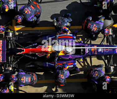 Sebastian Vettel (GER), Red Bull Racing RB9 und seine Mechaniker üben Boxenstopp bei Formel-1-Tests am Circuit de Catalunya Stockfoto