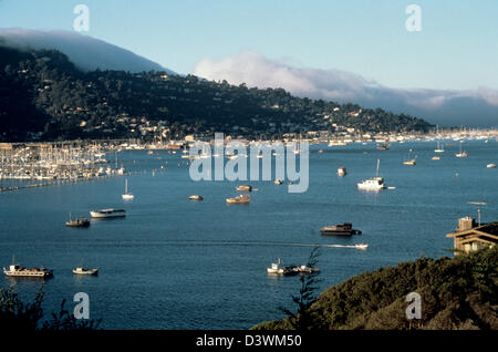 malerische Aussicht auf Bucht mit Nebel überrollen Berg Tam und die Sausalito Hügel richardson Stockfoto