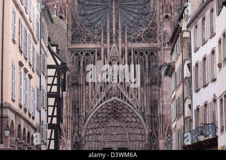 Fassade der Kathedrale von Straßburg im Elsass, Frankreich Stockfoto