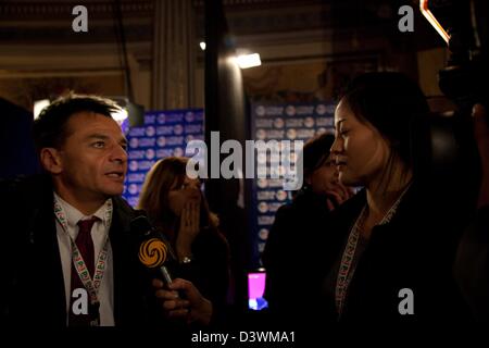 Rom, Italien gibt 25. Februar 2013 Stefano Fassina Rede im Partido Democratico Centre in Rom, wie die ersten Ergebnisse der Wahl in Italien angekündigt sind. Stockfoto