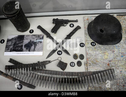 Vitrine mit Material und Waffen von Soldaten während des zweiten Weltkrieges verwendet. Schwarzes Meer Flotte Museum. Sewastopol. Ukraine. Stockfoto