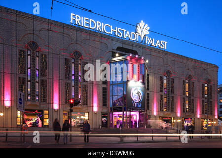 Berlin, Deutschland, Friedrichstadt-Palast am Abend Stockfoto